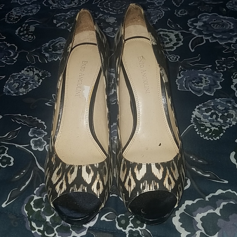 Black pumps